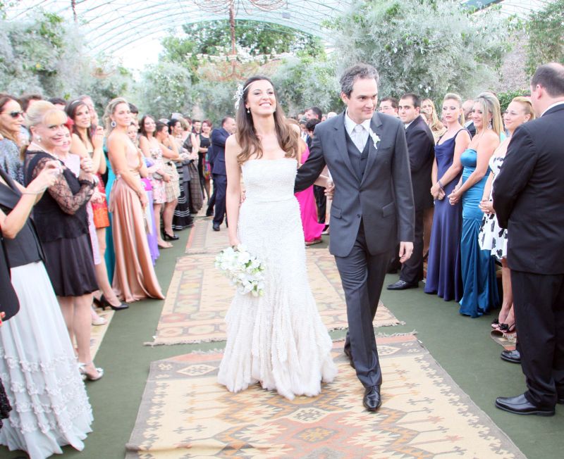 Giovana Madalosso e o produtor musical paulista Vitor Catalano casaram-se no sábado, em cerimônia realizada nos jardins da residência dos pais dela, Neuza e Carlos Madalosso, em Santa Felicidade | Mauro Campos