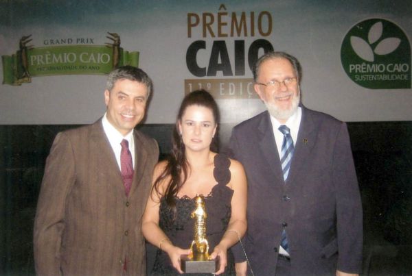 MERECIDA PREMIAÇÃO -Pelo quarto ano consecutivo, o Castelo do Batel foi escolhido como um dos melhores espaços de eventos de pequeno e médio porte do Brasil e o principal da Região Sul, pelo Prêmio Caio Alcântara Machado. O diretor executivo do Castelo, Marcelo do Amaral Lupion e sua esposa, Daniele, foram receber a honraria em São Paulo, das mãos do diretor do prêmio, Sergio Junqueira |