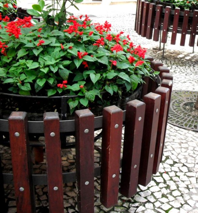 Manutenção: floreira, Bondinho e detalhes de fachadas guardam a memória da rua centenária |