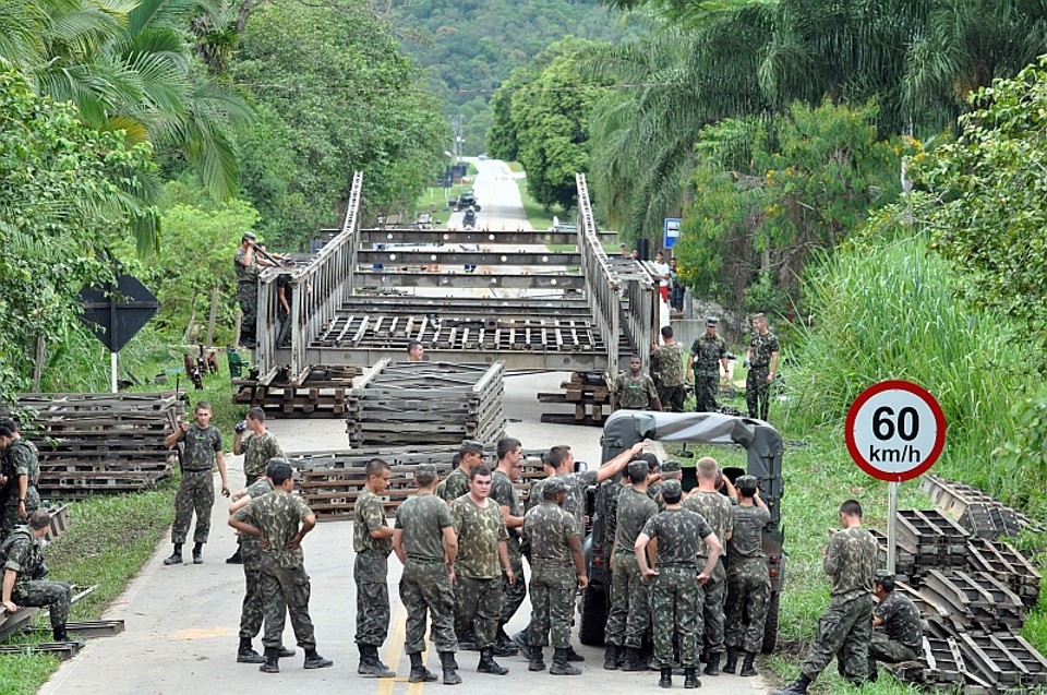 Soldados do Exército trabalham na instalação da ponte móvel na PR-408, que faz a ligação entre Morretes e a BR-277 | Chunite Kawamura/SECS