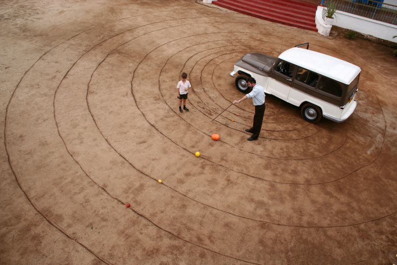 Em Corpos Celestes, o menino Francisco aprende lições sobre o universo a partir do contato com o piloto e astrônomo americano Richard. O filme foi rodado inteiramente no Paraná | Divulgação