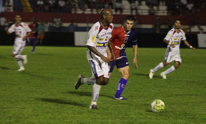 Anderson encara a jogada contra adversário no empate paranista fora de casa | Dirceu Portugal/ Gazeta do Povo