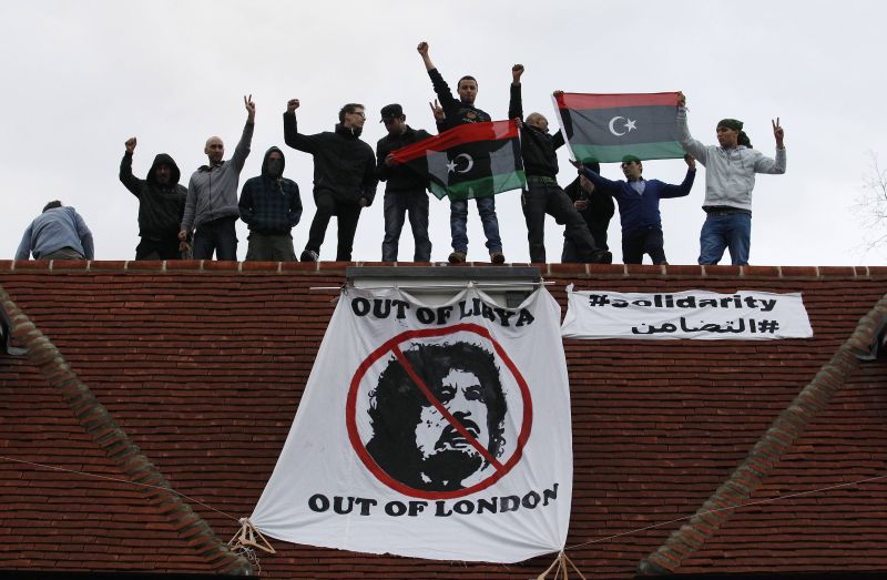 Ativistas protestam no telhado da suposta casa pertencente ao filho do líder líbio Muamar Kadafi, no norte de Londres | Reuters
