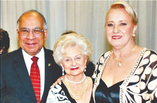 POSSE CONCORRIDA -Na posse da nova diretoria do Tribunal de Justiça do Paraná, registramos a presença do novo vice-presidente, O des. Onésimo Mendonça de Anunciação, na foto com a esposa, Aziolé, e a jornalista |