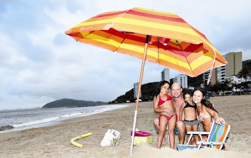 Para Jardel Kirtschig, mesmo com o tempo fechado em Caiobá, essa é a melhor época de curtir a praia com a esposa Suelen e as filhas Barbara e Jheyni | Valterci Santos/Gazeta do Povo