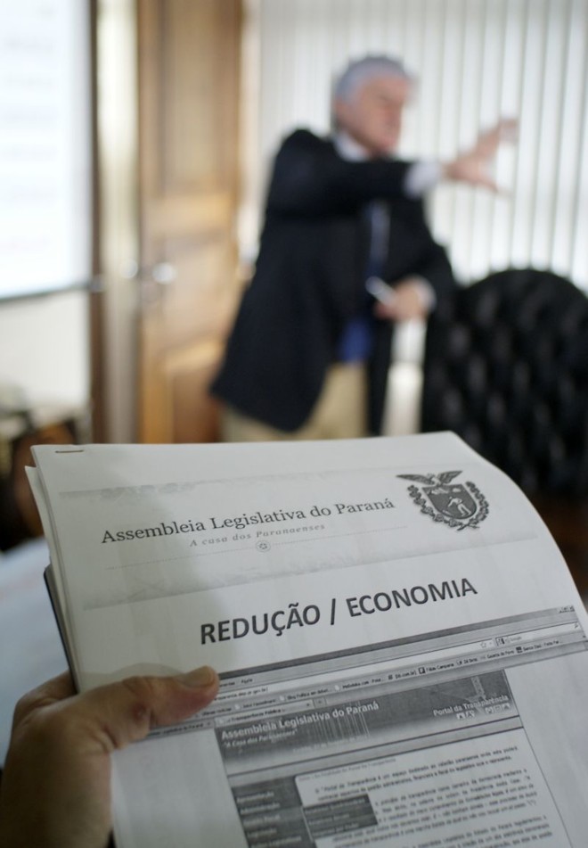 Rossoni (ao fundo) apresenta relatório do primeiro mês de sua gestão: economia de gastos, principalmente na administração |