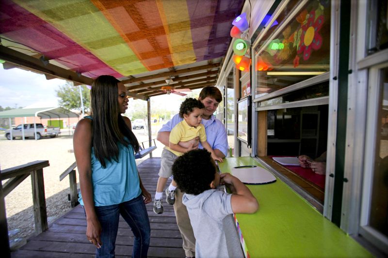 Sonia e o marido Michael Peeples passeiam com os filhos no Mississipi. Relacionamentos inter-raciais têm aumentado significativamente no sul dos EUA | Nicole Bengiveno/ The New York Times