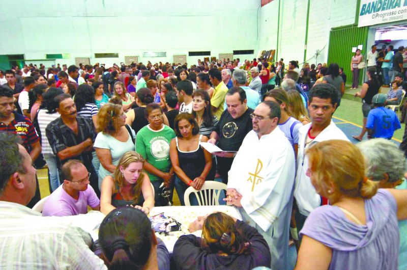 Centenas de pessoas acompanharam o velório coletivo das vítimas: serpentina teria causado a tragédia | Paulo Figueiras / Estado de Minas