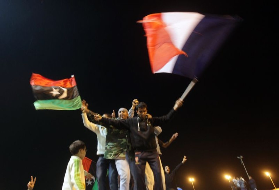 Rebeldes comemoram a aprovação do Conselho de Segurança da ONU da zona de exclusão aérea sobre a Líbia, em Benghazi | AFP