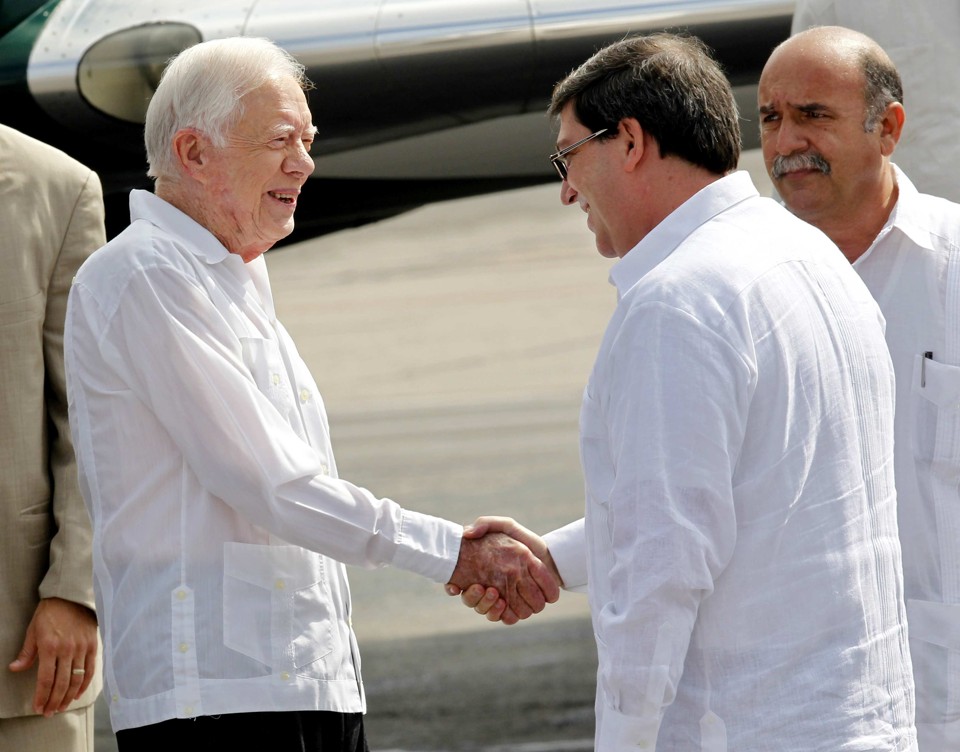 Carter e sua mulher, Rosalynn, que foram convidados pelo governo cubano, receberam as boas-vindas discretas do ministro das Relações Exteriores, Bruno Rodríguez | Reuters