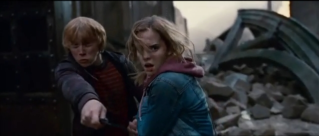 Rony (Rupert Grint) e Hermione (Emma Watson) em cena do teaser divulgado | Reprodução