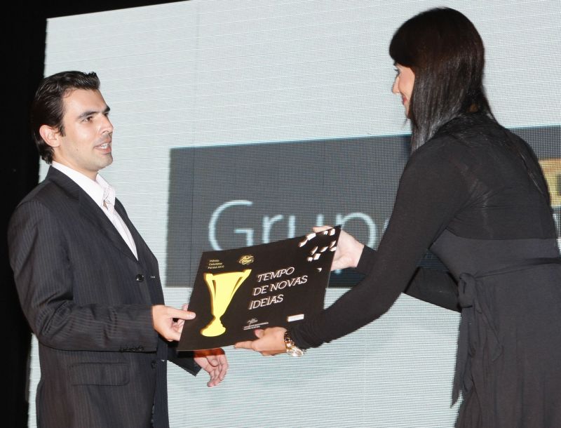 Axeu Beluca, gerente do GRPCom, recebe o prêmio em nome da Gazeta | Pedro Serápio / Gazeta do Povo