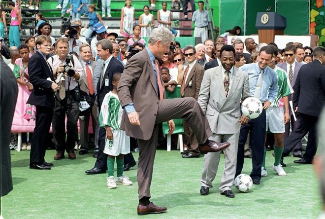 Em 1997, o presidente Bill Clinton jogou bola com Pelé, ministro dos Esportes na época | 
