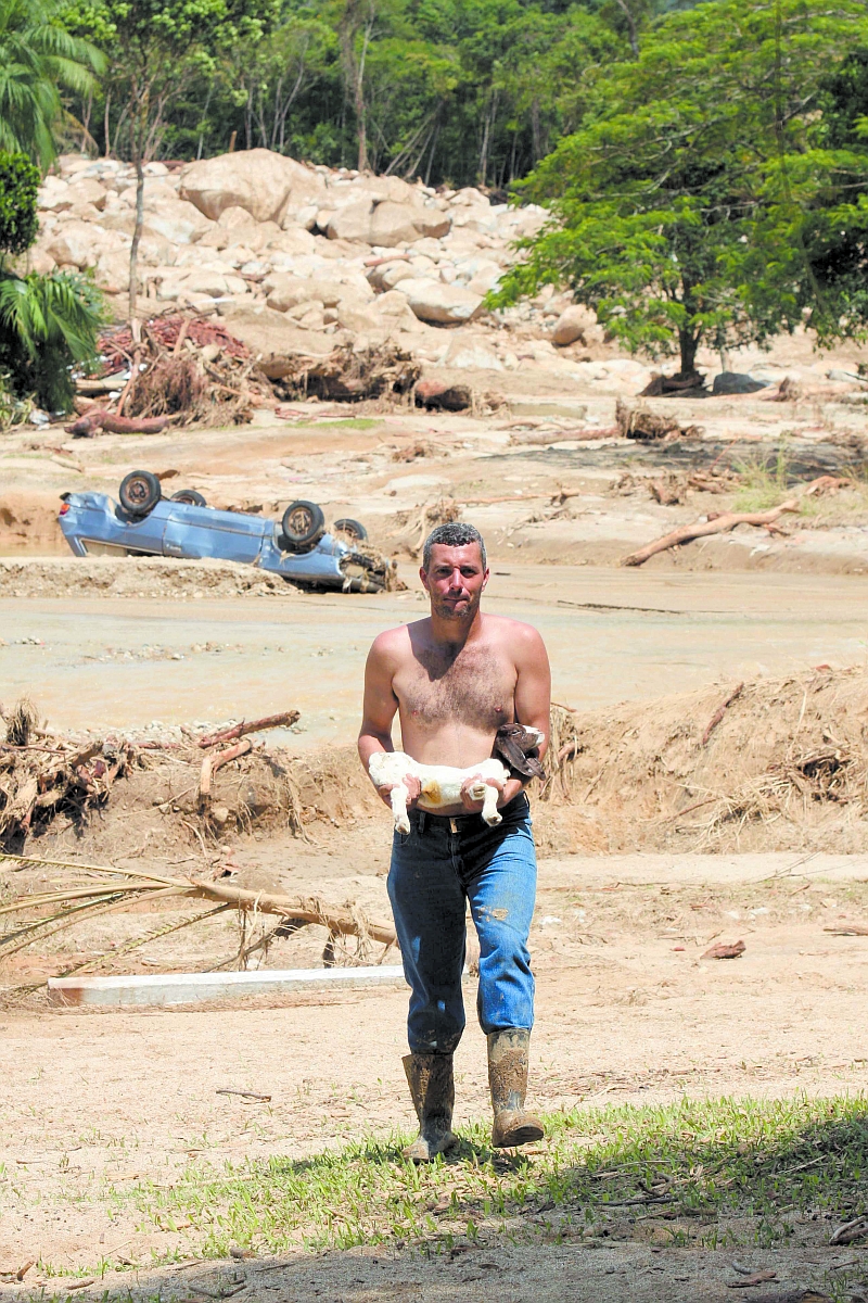 Funcionário da Cabanha, Joacir Rodrigues carrega cabrito morto no desastre | Walter Alves/Gazeta do Povo