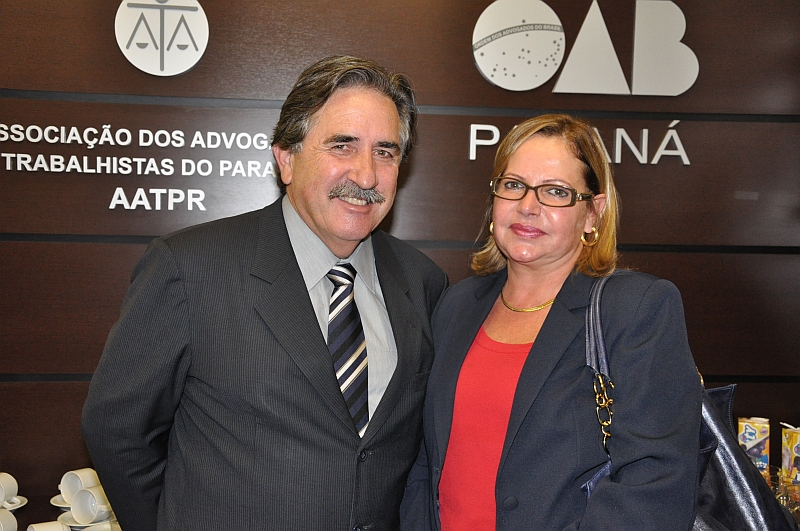 O presidente da OAB-PR, José Lucio Glomb, e a jornalista e empresária Regina Kracik Teixeira, filha do homenageado, no lançamento da segunda edição do Prêmio João Régis Fassbender Teixeira de monografias sobre Direito do Trabalho, realizada ontem, na Sala dos Advogados do Tribunal Regional do Trabalho, em Curitiba. A premiação tem como tema A Subordinação e o Direito do Trabalho Atual | Bebel Ritzmann