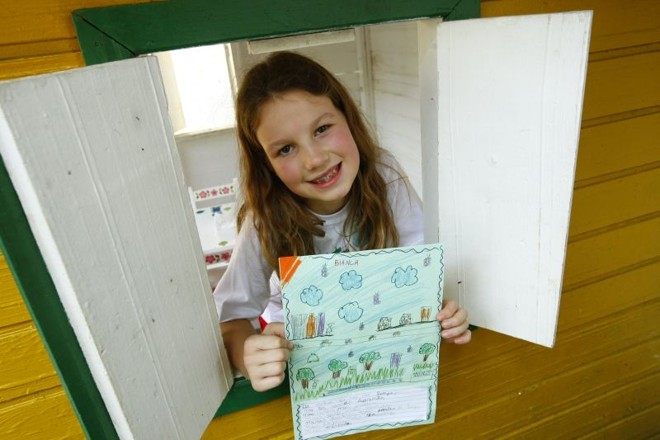 Bianca Schmidt Marques, 8 anos, da Escola Terra Firme, acredita que a Curitiba do futuro vai ser limpa, vai ter carros diferentes, mais casas, mais prédios, mais gente, menos árvores, mais postes de luz, mais lojas, mais shopping, mais mercado | 