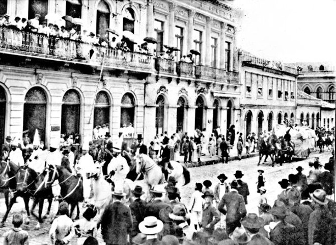 Corso carnavalesco com desfile de carros alegóricos na Rua Quinze de Novembro, era o ano de 1907 | 