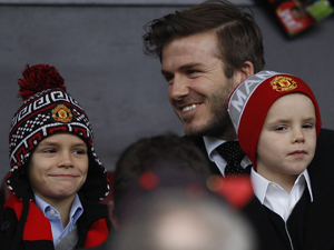 David Beckham entre os filhos mais velhos, Romeo e Cruz | Foto: Reuters