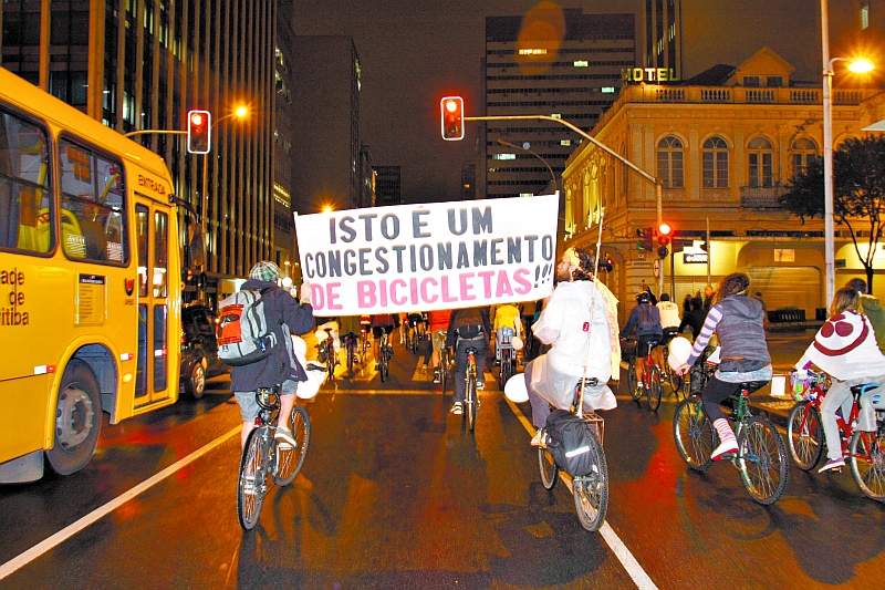 Bicicletada em protesto contra o atropelamento em Porto Alegre reuniu ontem cerca de 150 pessoas em Curitiba | Hugo Harada/Gazeta do Povo