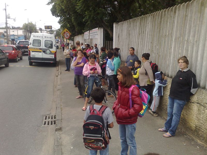Viatura vigia saída dos estudantes na Escola Estadual Manoel Ribas: pais buscaram filhos e se trancaram em casa | Felippe Anibal/Gazeta do Povo