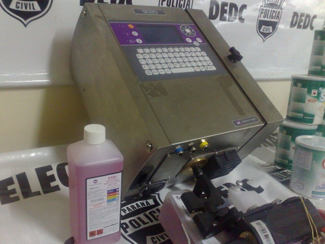 No galpão, policia encontrou um equipamento usado para remarcar as datas de validade nos produtos vencidos | 