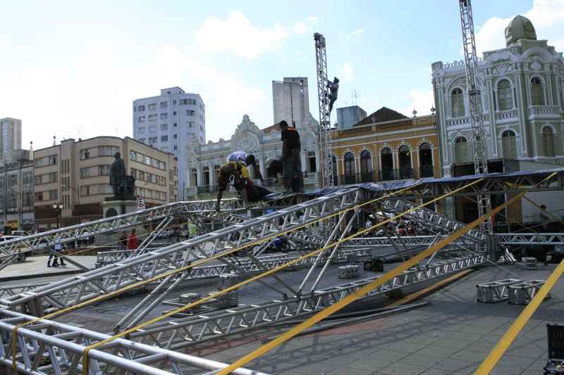 Montagem de palco na Praça Generoso Marques, durante a Virada Cultural de 2010: festa na rua | Antonio Costa/ Gazeta do Povo