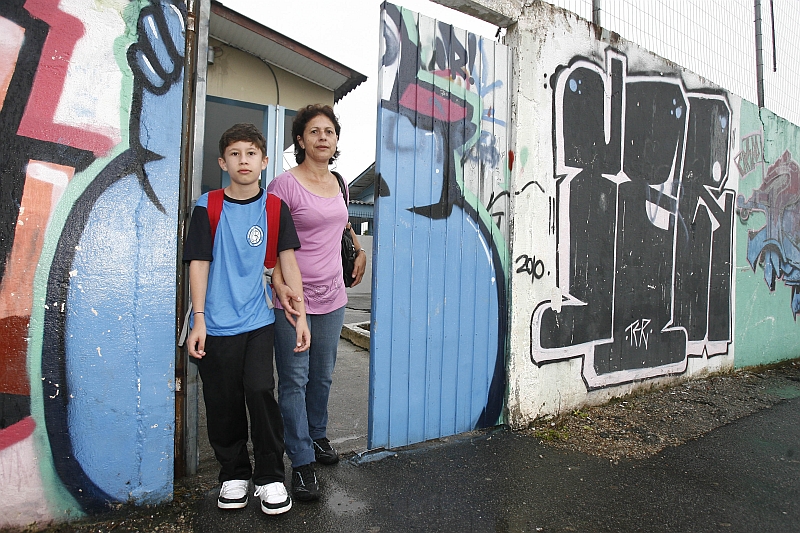 Sem as atividades de contraturno, a diarista Luiza Ribeiro não sabe onde vai deixar o filho Carlos Eduardo, de 10 anos | Priscila Forone/Gazeta do Povo