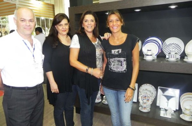 A empresária Beatriz Séra (ao centro), sua filha Andressa Lupion (à dir.) e Nadira Sarot (à esq.) foram recebidas por Osvaldo Rangel Fazolari, gerente nacional de vendas da Germer Porcelanas Finas, na Gift Fair, realizada durante a semana no Expo Center Norte, em São Paulo | 