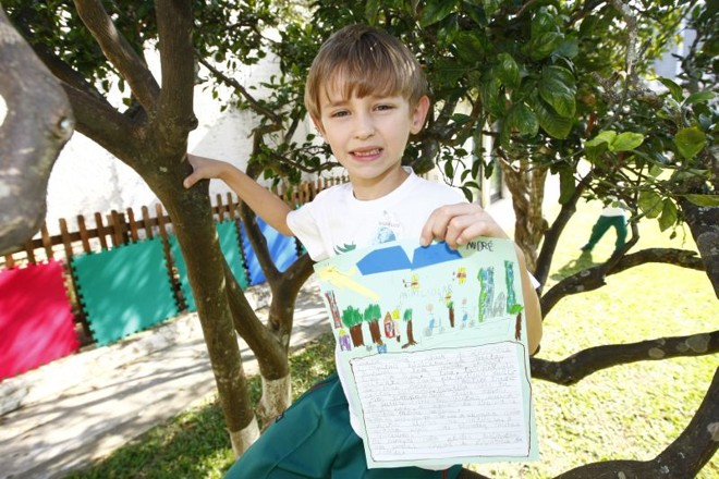 Um painel solar que gera energia está no desenho de André Guerra Baccarin, 7 anos, estudante da Escola Terra Firme | 