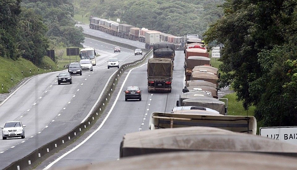 Paranaguá suspende senha para caminhões Fila na BR-277 diminuiu ontem. Em dias sem chuva, é possível carregar no porto o equivalente à carga de 3,3 mil caminhões | Hedeso Alves/ Gazeta do Povo