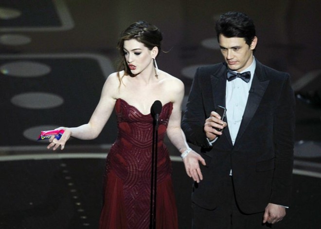 Anne Hathaway e James Franco foram os simpáticos apresentadores da entrega do Oscar. Trocaram de roupa inúmeras vezes, cantaram, fizeram piadas e Franco até se vestiu de Marilyn Monroe. Mas acabaram engolidos pela festa. O ator de 127 Horas parecia especialmente desconfortável, com um constante sorriso forçado. O roteiro das falas da dupla também deixou a desejar | 