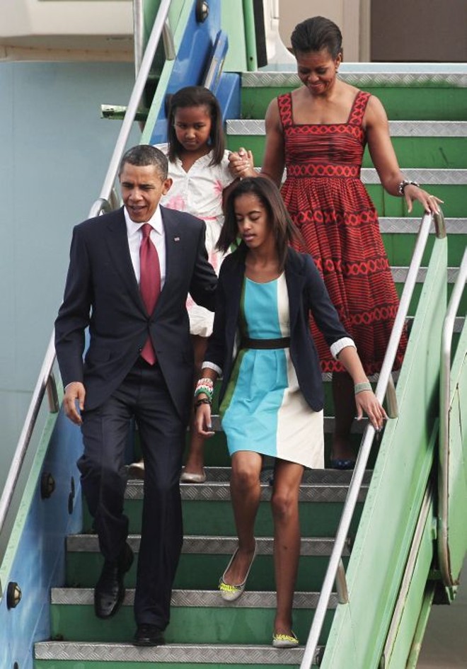 Obama, sua esposa e suas duas filhas desembarcam do avião presidencial |