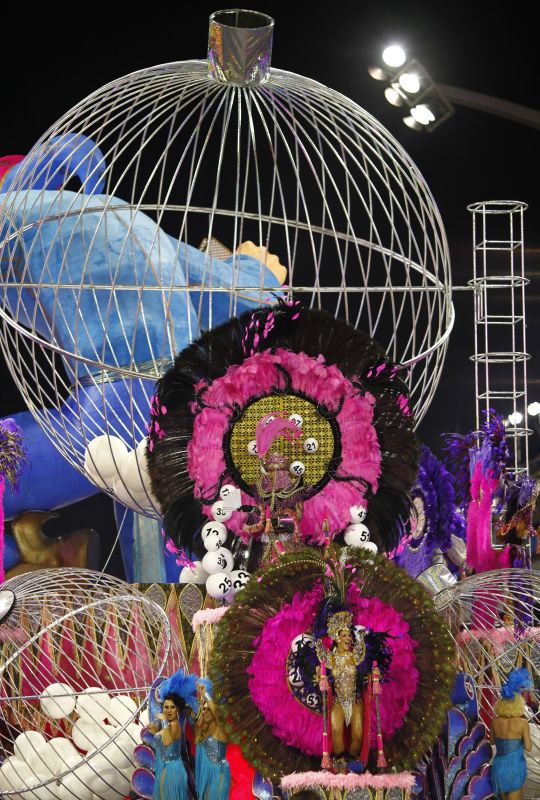 Rosas de Ouro animou a arquibancada no desfile das escolas paulistas | Leandro Farchi / AE