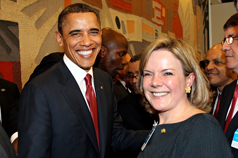 A senadora paranaense Gleisi Hoffmann fez questão de posar ao lado do presidente Barack Obama antes do almoço oferecido a ele pela presidente Dilma Rousseff, no último sábado, em Brasília. Assim que fez a foto, Gleisi postou no Twitter a novidade para seus seguidores | Presidência da República