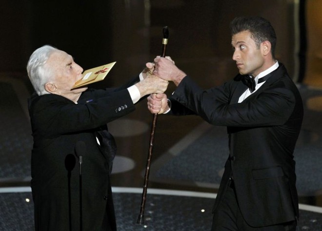A cerimônia foi tão entediante que o veterano Kirk Douglas, do alto de seus 94 anos, roubou a cena. Com dificuldades de fala e andando com o apoio de uma bengala, o astro de Spartacus foi escalado para entregar o Oscar de melhor atriz coadjuvante, vencido por Melissa Leo, de O Vencedor. Acabou levando a plateia às gargalhadas, ao brincar com as próprias limitações | 
