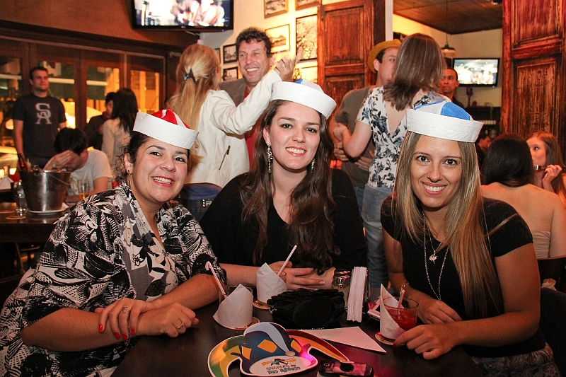 As amigas Karin Bonoto, Renata Schefer e Juliana Massi no carnaval do Bar Curityba. Hoje, tem mais samba lá, com a banda Milagrosos Decompositores, que passa a tocar todas as quintas na casa | Studio Pix