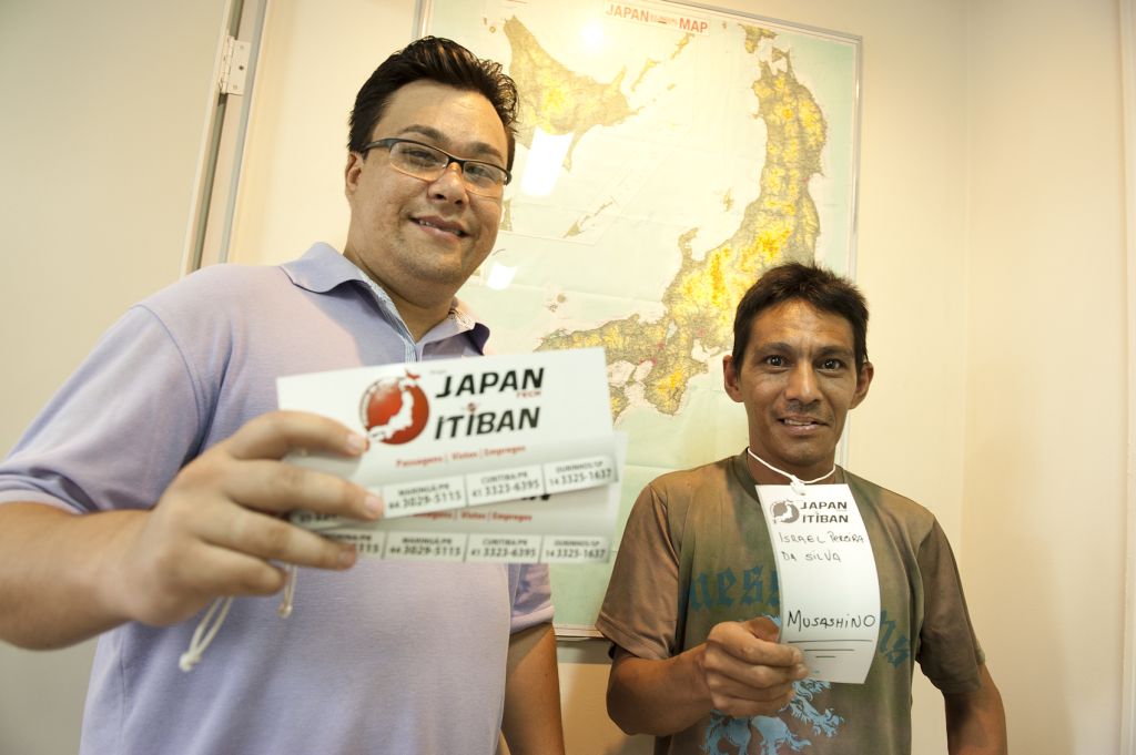 O agente de turismo Kleber Aryoshi e o decasségui Israel Silva apostam em oportunidades no Japão | Fábio Dias/Gazeta Maringá