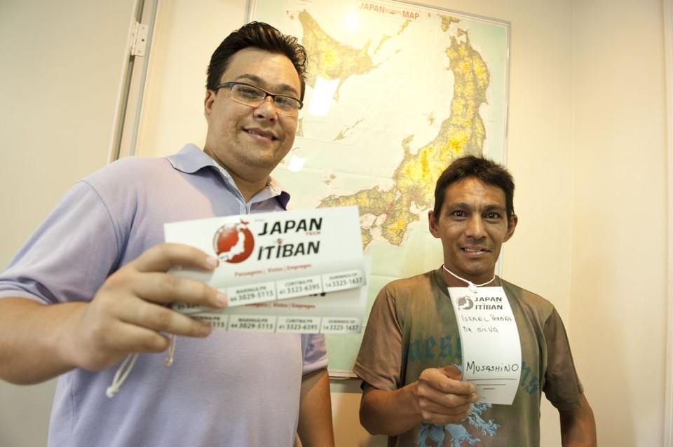 O agente de turismo Kleber Aryoshi e o decasségui Israel Silva apostam em oportunidades no Japão | Fábio Dias/Gazeta Maringá