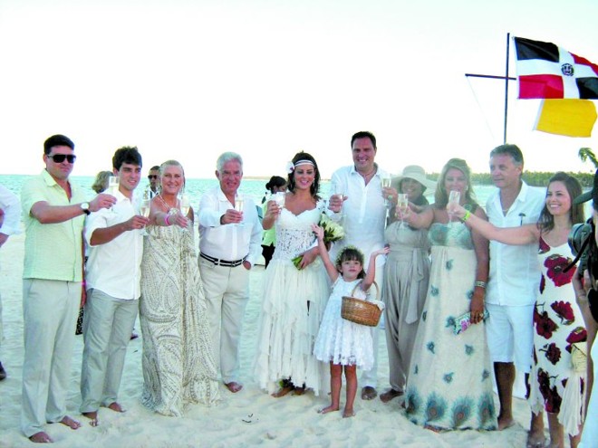 Os vereadores curitibanos Renata Bueno e Juliano Borghetti se casaram no final da tarde desta sexta-feira, em cerimônia para 50 convidados realizada na praia do resort Eden NH Real Arena, em Punta Cana, na República Dominicana. Na foto, os pais dela, Rose e Rubens Bueno, os irmãos Rubinho e Ricardo (à esq.); a sobrinha Maria Julia e as cunhadas Maria e Ana Borghetti, Pedro Vilonane, marido de Ana, e Taísa Pereira (à dir.) |