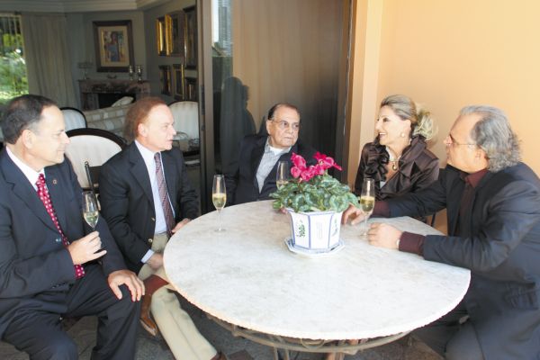 O renomado cirurgião plástico e professor Ivo Pitanguy em descontraído bate-papo durante a recepção que lhe foi oferecida na residência de seu colega e ex-aluno Arnaldo Lobo Miró, em companhia do presidente da Sociedade Brasileira de Cirurgia Plástica Regional Paraná, Cesar Antonio Ribas Milleo (à esquerda), sua elegante esposa, Indianara Mattar Milleo, e Helcius Pitanguy, filho do homenageado | Mauro Campos
