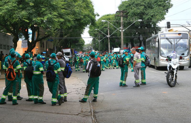 Coletores de lixo travam o trânsito na esquina da Avenida Getúlio Vargas com a Rua João Negrão | Aniele Nascimento