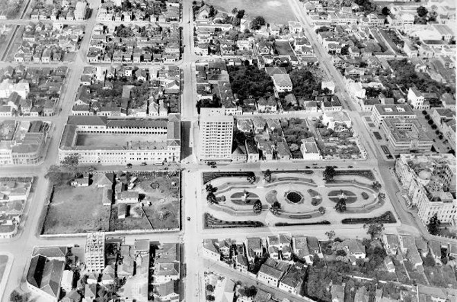 Foto aérea da Praça Santos Andrade, feita no ano de 1946 |