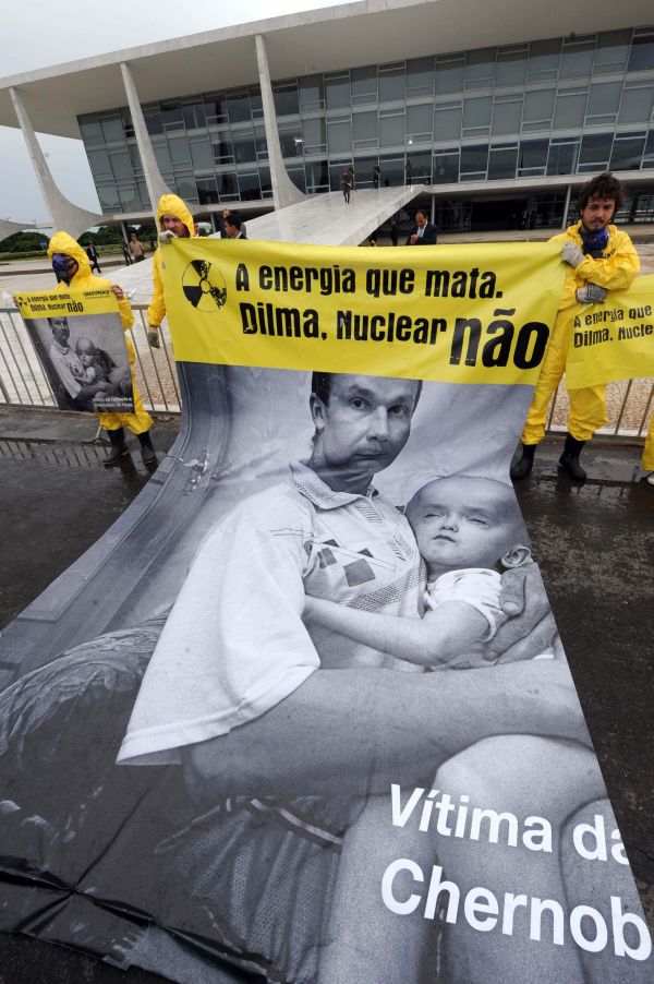 Protesto do Greenpeace em Brasília, na sexta-feira, contra as usinas nucleares | Evaristo Sa/AFP
