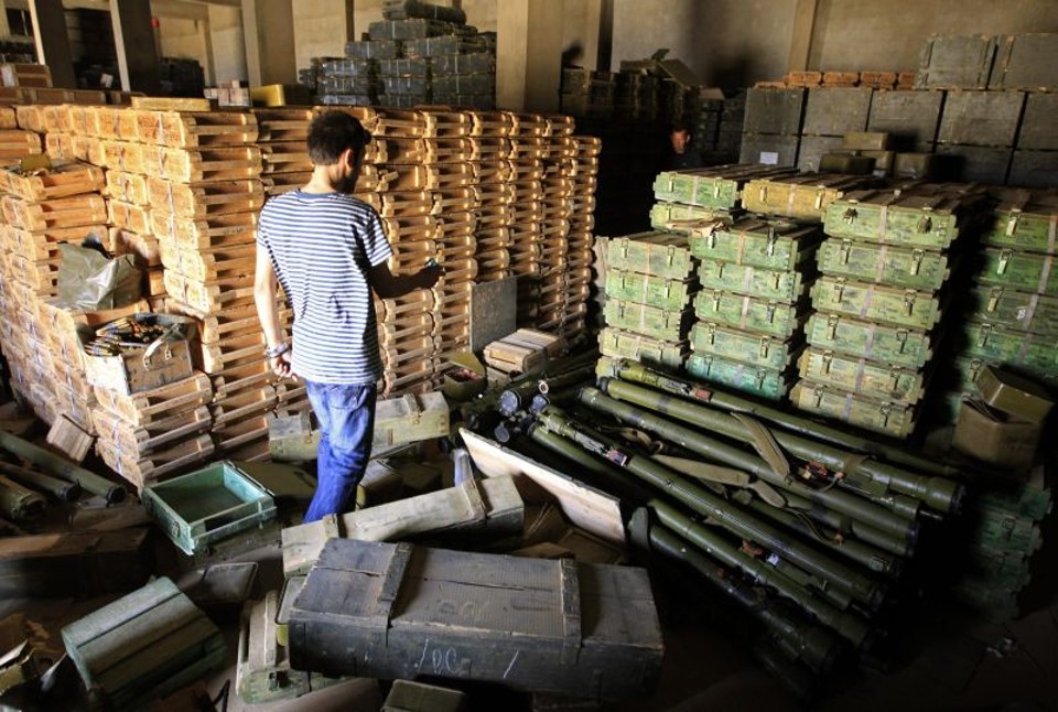 Estoque de armas e munições tomada por rebeldes em Ajdabiyah, cerca de 800 km a leste da capital Tripoli | Reuters