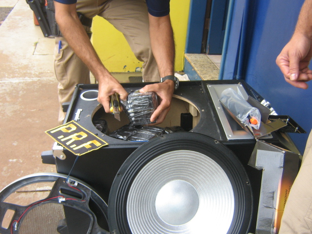 Cápsulas dos remédios estavam dentro de caixa de som no bagageiro de um ônibus | Divulgação/PRF