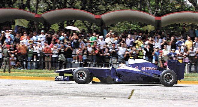 O venezuelano Pastor Maldonado faz uma exibição com a Williams nas ruas de Caracas. Patrocínio forte garantiu o lugar dele como companheiro de Barrichello | 