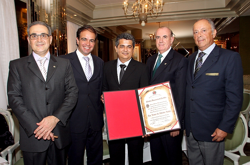 O ex-técnico do Coritiba Ney Franco, atual treinador da seleção brasileira Sub-20, foi homenageado por Alceu Vezozzo Filho (à esq.) com um jantar após a sessão solene de entrega do título de cidadão honorário de Curitiba na Câmara Municipal. O encontro foi no restaurante Le Bourbon do Hotel Bourbon. Entre os presentes, o vereador Luiz Felipe Braga Côrtes (ao lado de Vezozzo), autor da proposição, e os diretores do Coritiba José Fernando Macedo e Ernesto Pedroso (ambos à dir.) | Mauro Campos