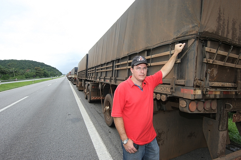 Flávio Balzan, último da fila às 13 horas de ontem: A única coisa de que eu tenho certeza é o risco que corro até chegar ao porto. | Valterci Santos/ Gazeta do Povo