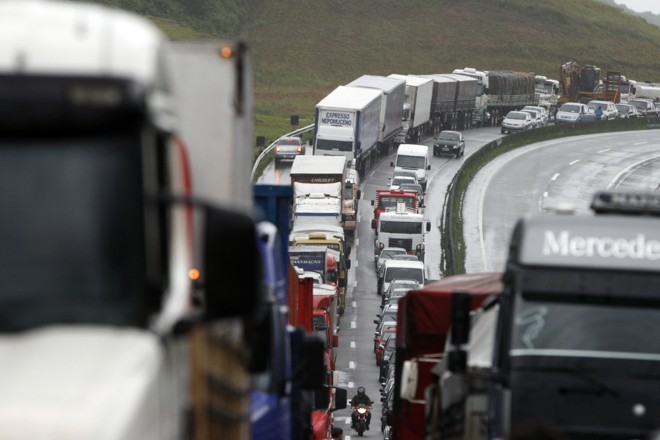Queda de Barreira na BR 376 (KM 766) forma um grande congestionamento |