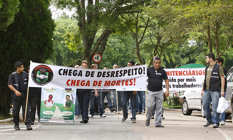 Protesto de agentes penitenciários em janeiro, após a morte do colega Carlos Alberto Pereira. Foram oito assassinatos em dois anos | Hedeson Alves/Gazeta do Povo